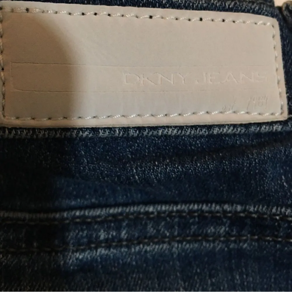 DKNY ABOVE ANKLE DISTRESS FADE JEANS - Image 4