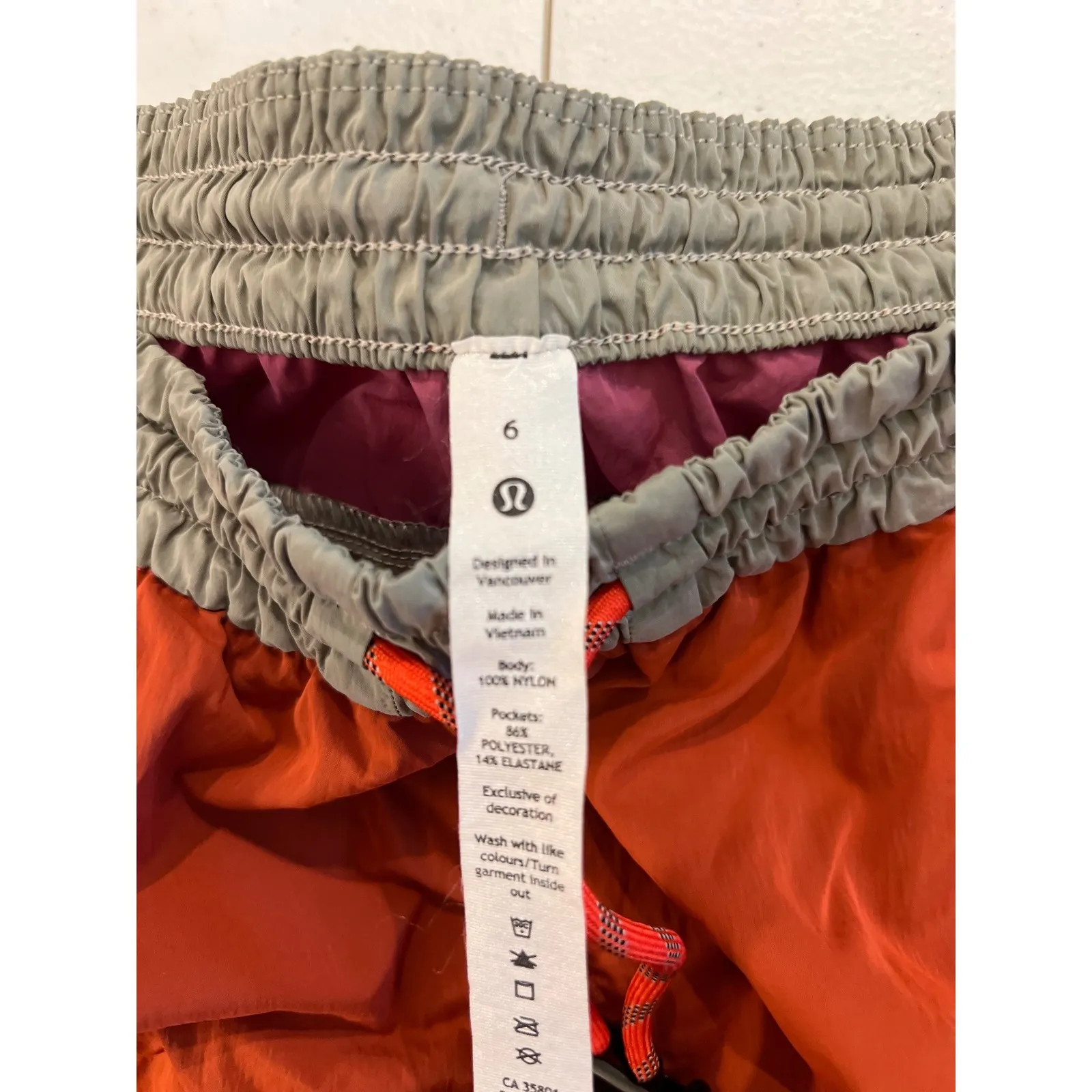 Lululemon High Rise Shorts Colorblock Evergreen Size 6 Inseam 4‎ 1/2 Orange Pink - Image 3