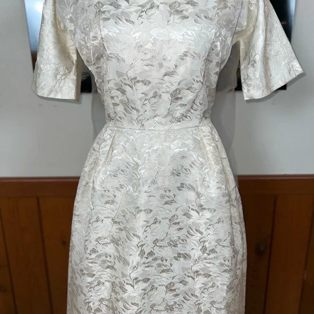 Gorgeous Vintage 1950s/60s Brocade Wedding Gown & Veil! White Size 8 - Image 4
