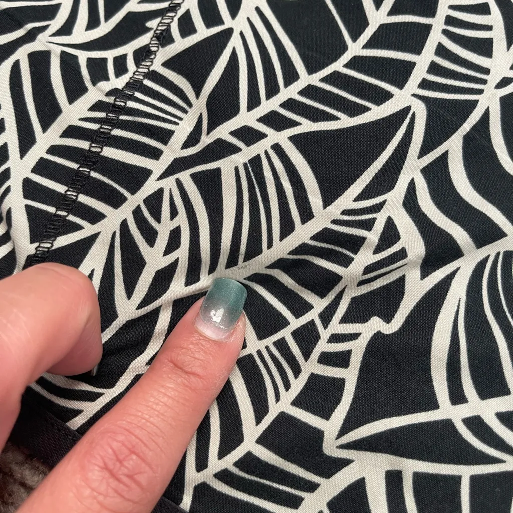 Lululemon Run Speed Short Pretty Palm Black Angel Wing Black size 4 - Image 6