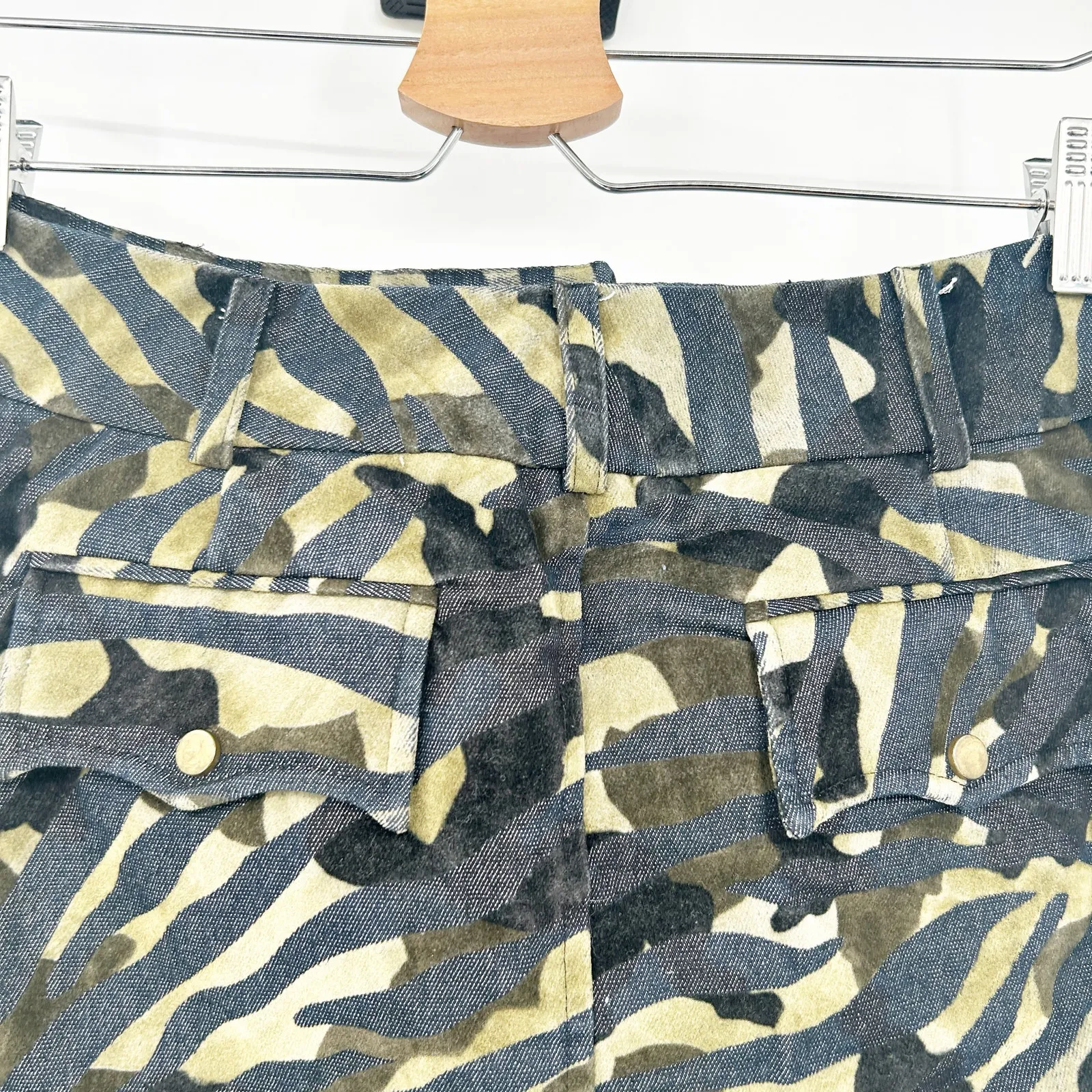 Express Womens Y2K Stretch Camo Velvet Animal Print Mini Skirt Size 3/4 Green‎ - Image 5