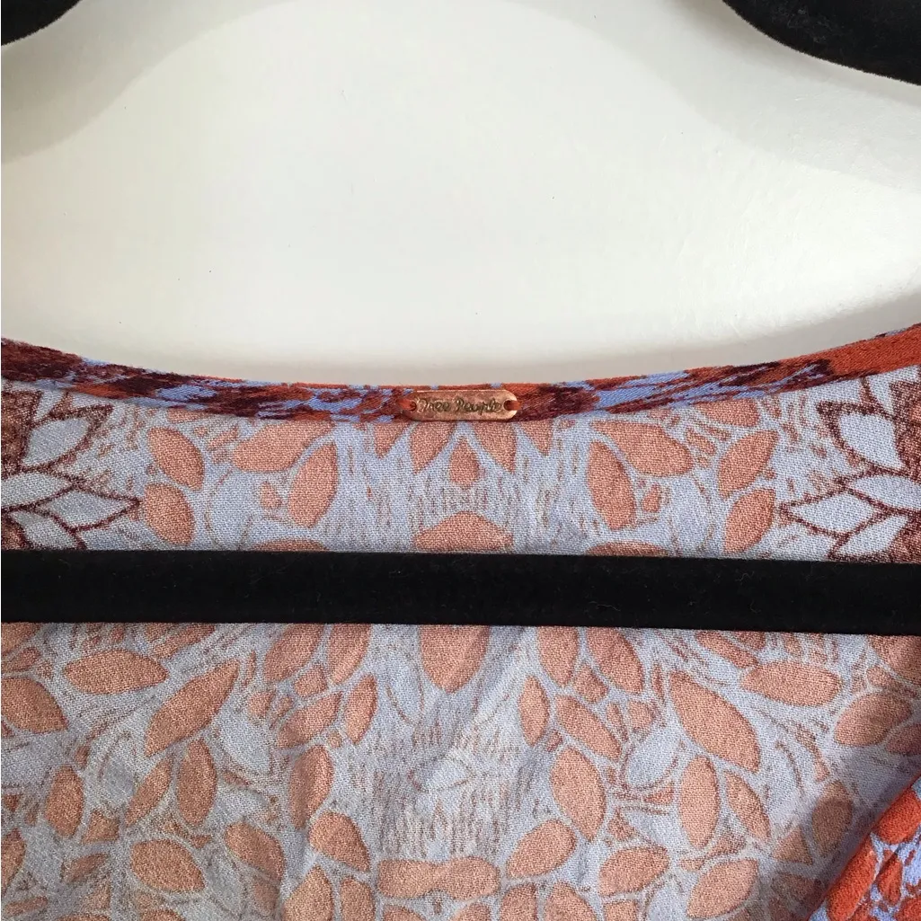 Free People Women's Birds Of A Feather Printed V-Neck Button Blouse Size M? - Image 2