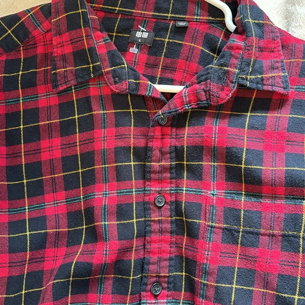 UNIQLO RED AND BLUE GOLD FLANNEL SHIRT L/S SIZE LARGE ONE FRONT POCKET - Image 2