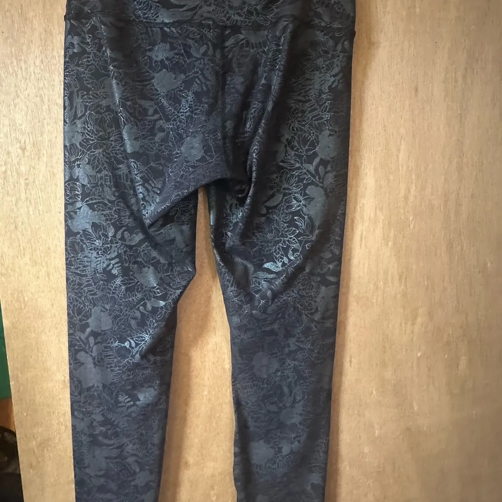 Lululemon special edition leggings size 8 nwot - Image 3