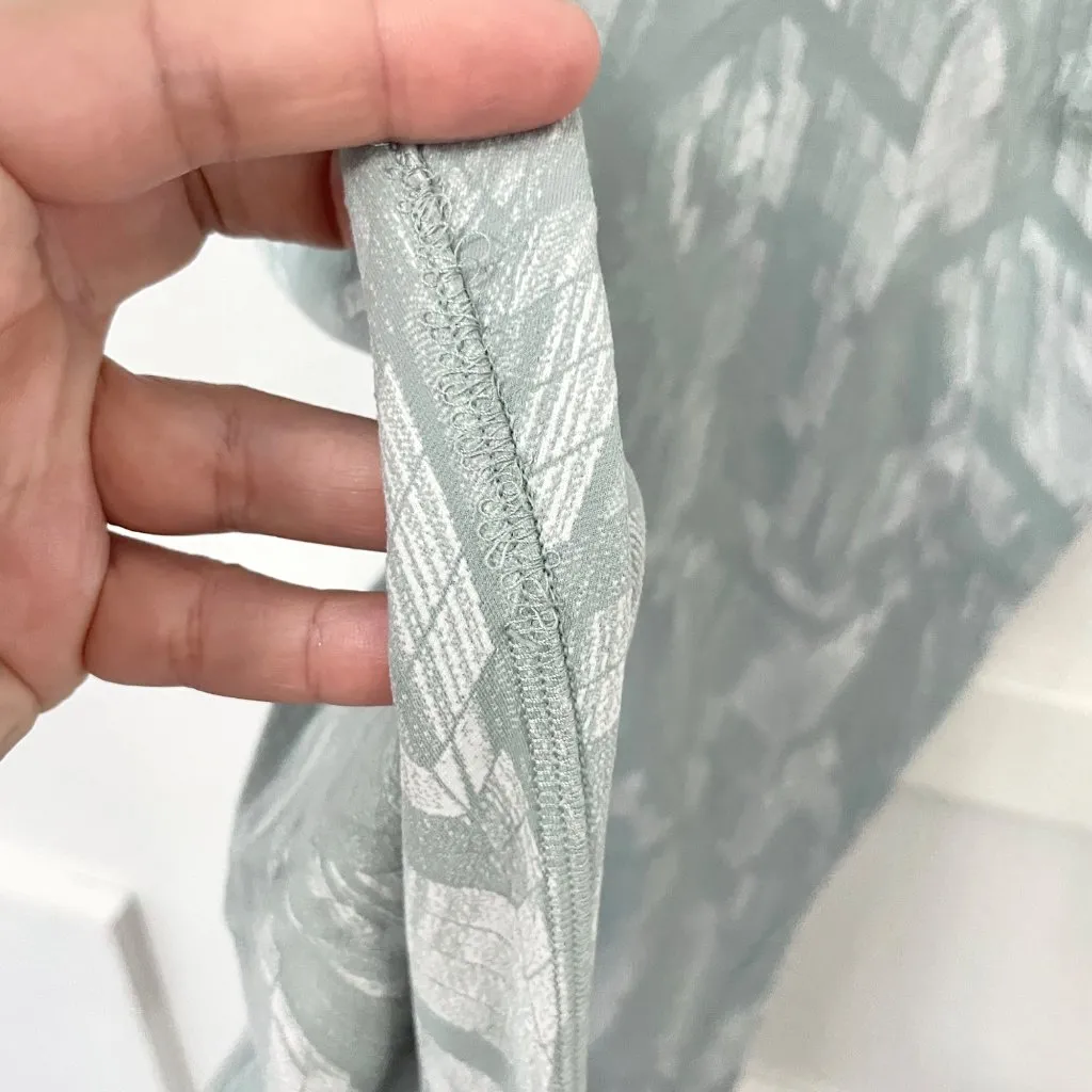 Lululemon Swift Speed High Rise Tight Reverberate Chevron Silver Blue Size 8 - Image 4