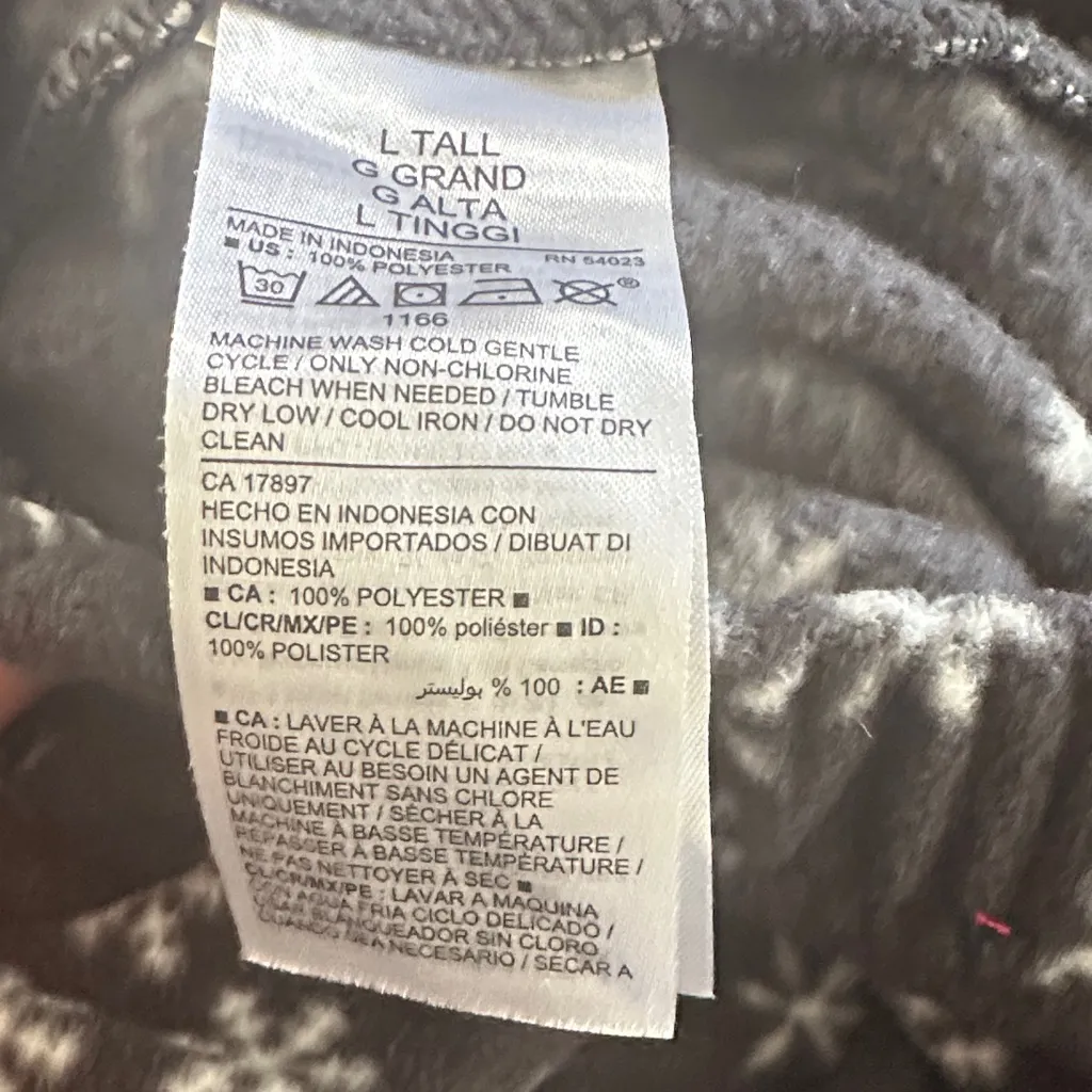 Old Navy Women's Black and White Snowflake Pajama Set - Image 8