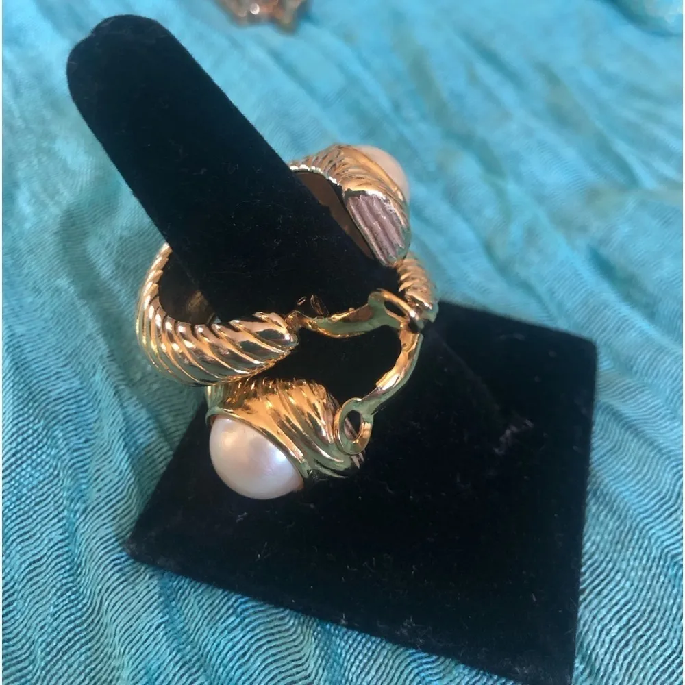 VTG OLCI Gold Tone Chunky Clip~On Earrings Faux Pearl Inset 80’s STATEMENT - Image 4