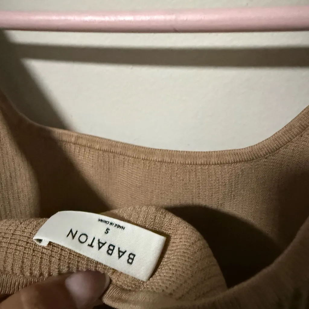 Aritzia Babaton Sculpt Ribbed Crop Tank Top Women's Small Tan Brown Scoop Neck - Image 2