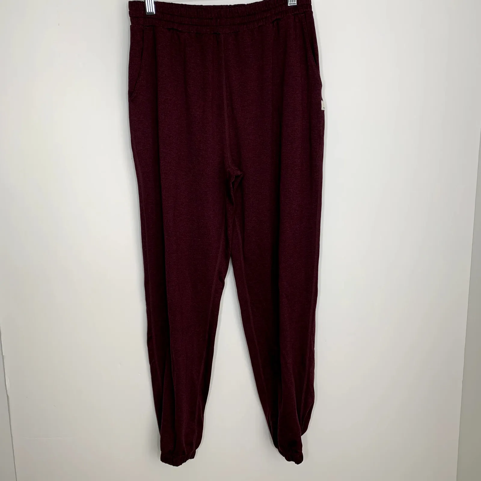 Vuori Performance Soft DreamKnit Jogger Pants Womens Medium Maroon - Image 2