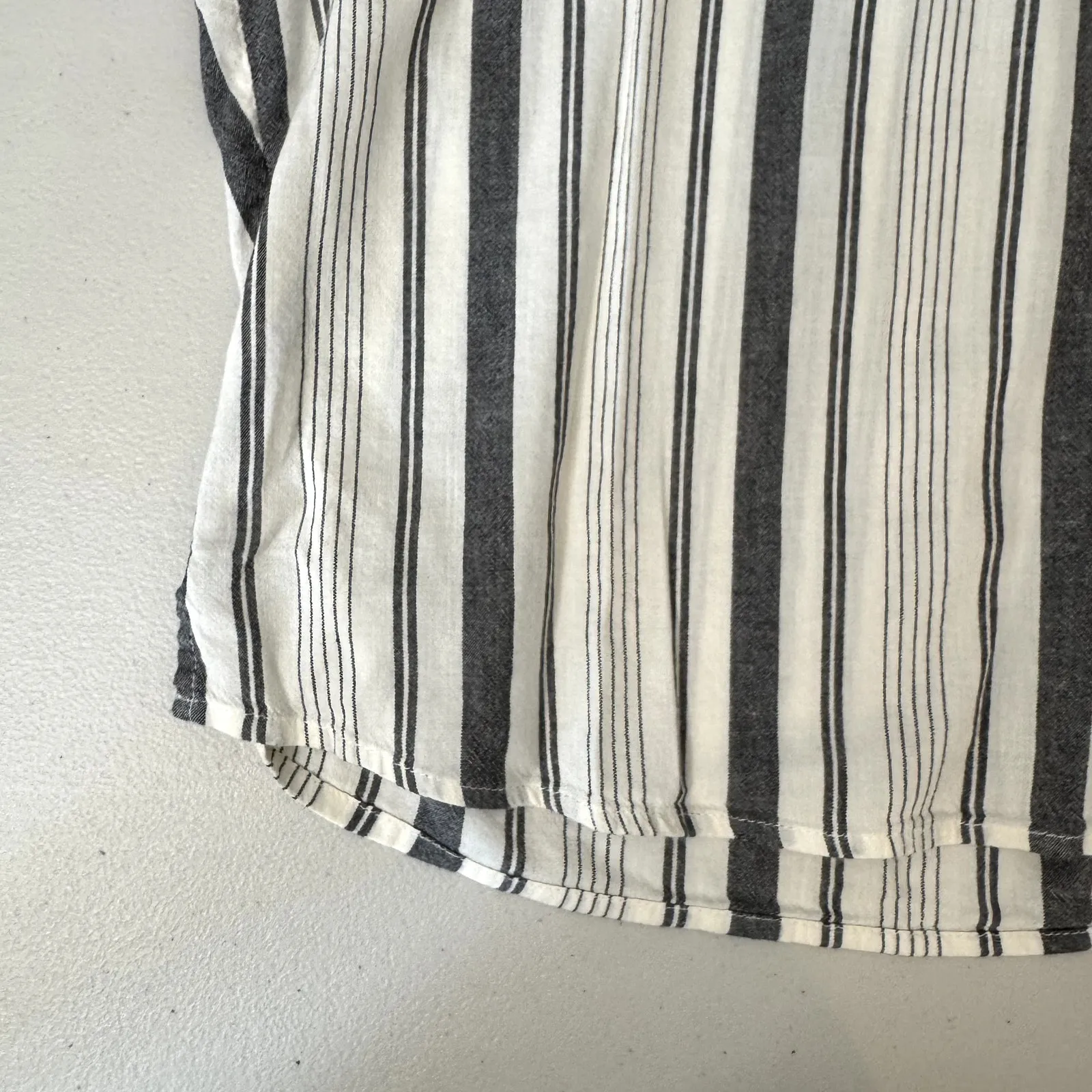 Women's Striped Ivory and Gray Boxy Short Sleeve Blouse Size Medium - Image 6