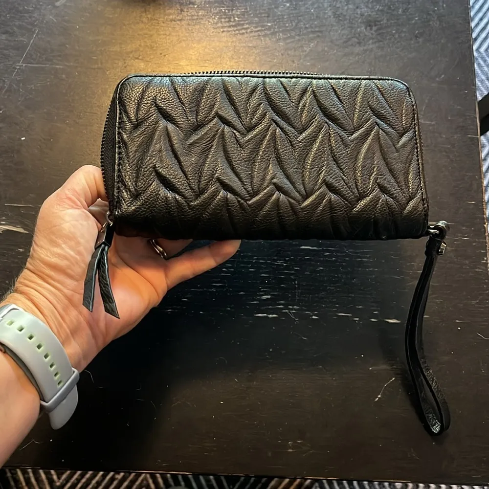 Simply Vera, Vera Wang Simply Vera wallet. Black leather wristlet. GUC. - Image 3