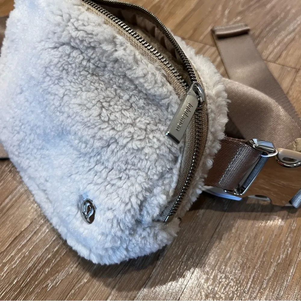 NEW Lululemon Everywhere Belt Bag Fleece - Image 5