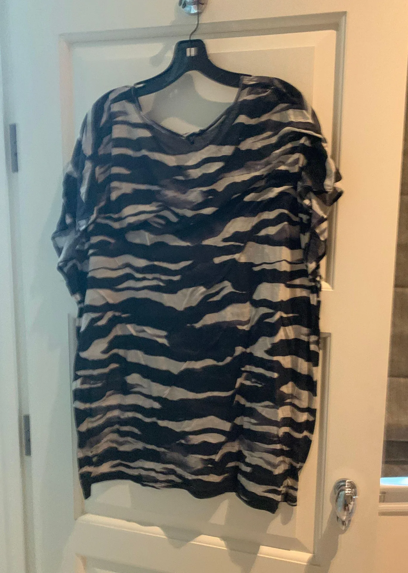 Black and grayish cover-up - Image 2