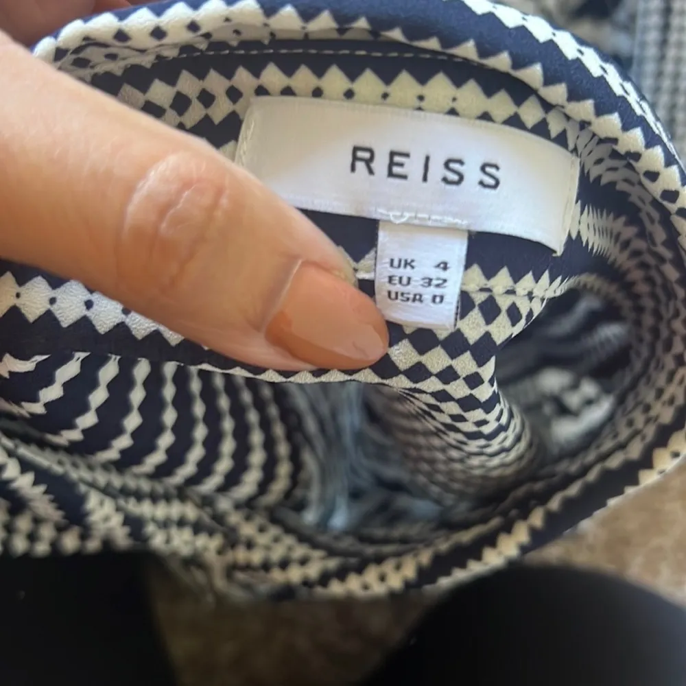 Reiss  Livvy Diamond Printed Button Down Shirt - Image 8