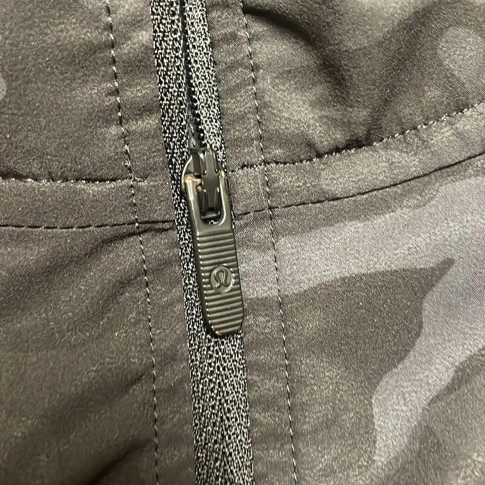 Lululemon  Pack It Up Jacket in black/camo with hood size 2 - Image 11