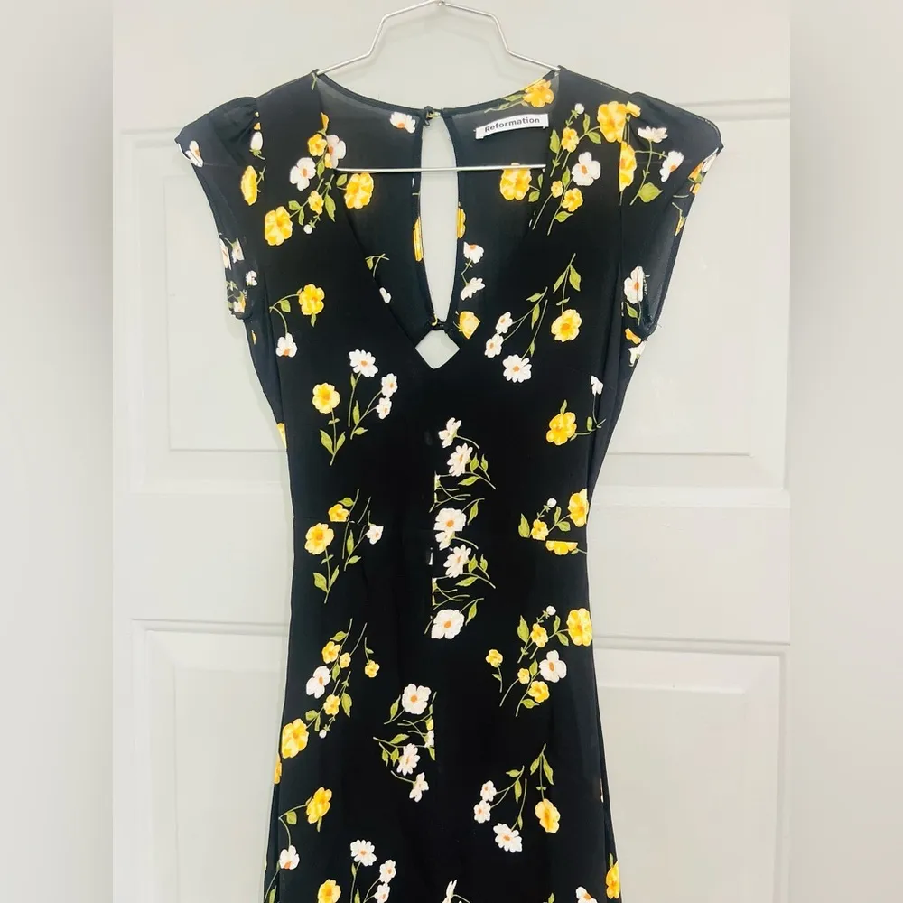REFORMATION Black Floral Print WELLFLEET V-Neck Cutout Back Midi Dress - Image 16