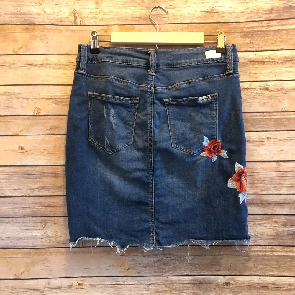 Seven7 Floral Embroidered Distressed Denim Fashion Skirt Size 6 - Image 3