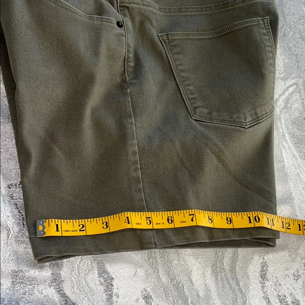 DKNY Khaki Women's Cargo Shorts Green Size L - Image 9