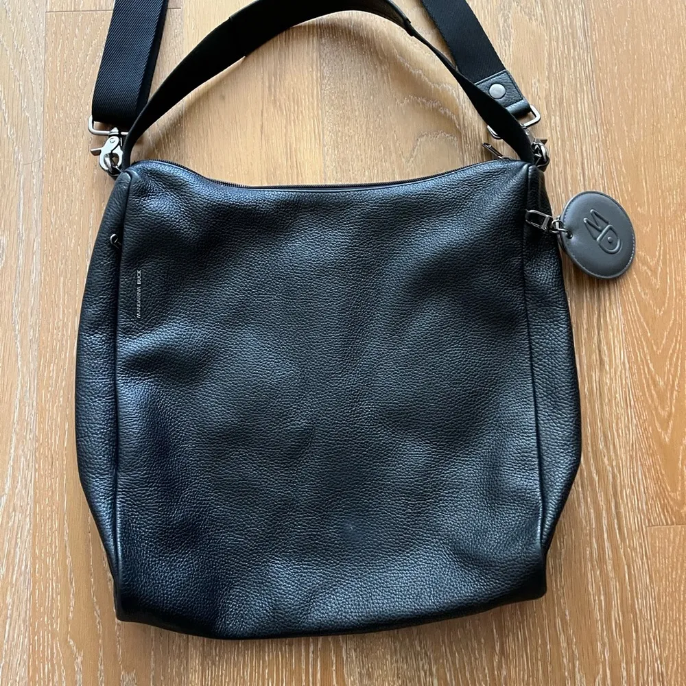 Mandarina Duck gently worn black leather bag with double strap - Image 5