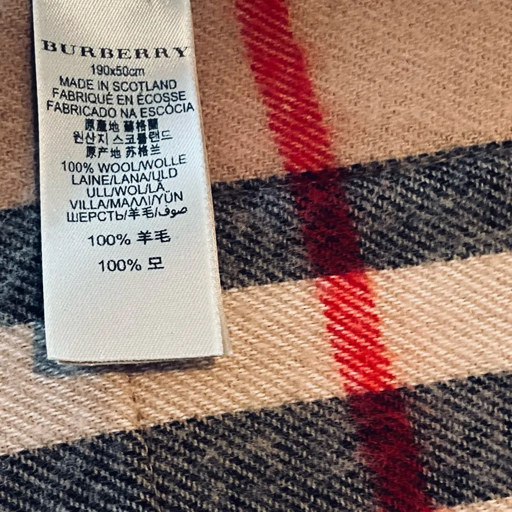 BURBERRY ST. HELEN REVERSIBLE POCKET STOLE/ SCARF. - Image 9