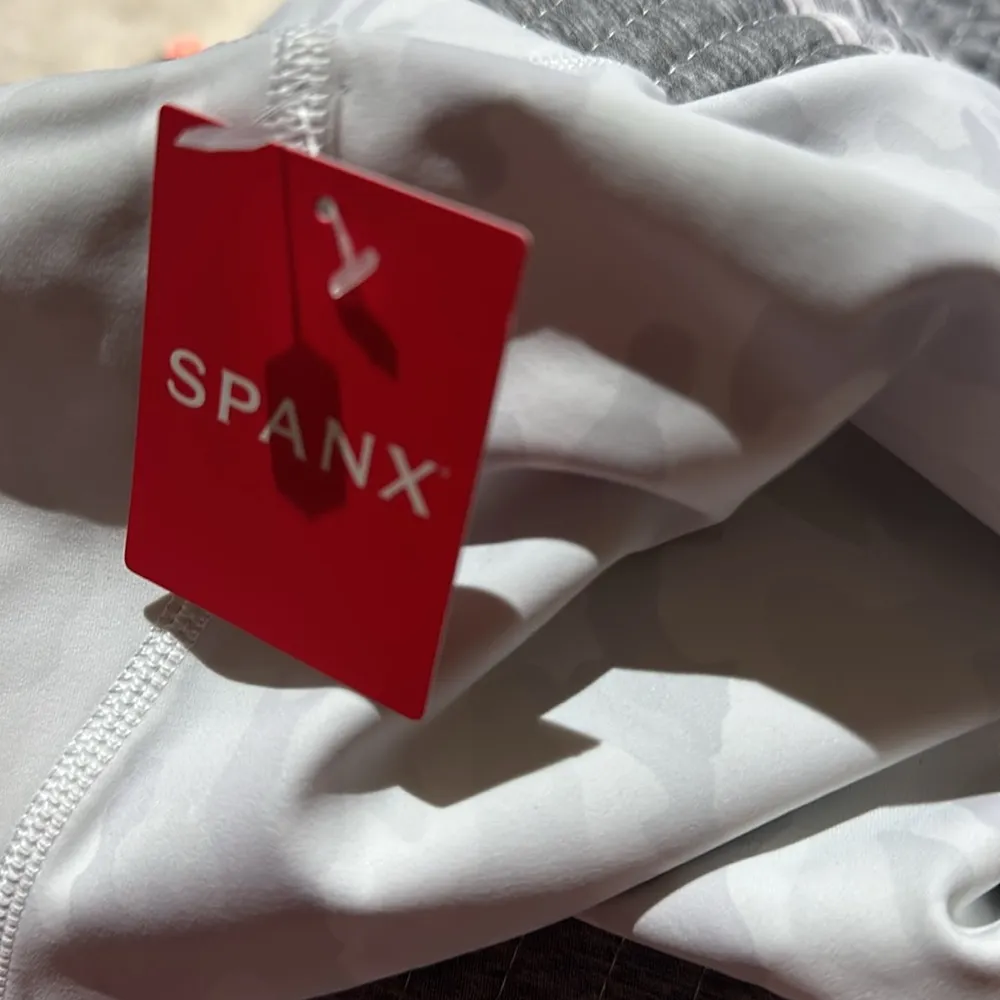 NWT SPANX Booty Boost Active Printed 7/8 Leggings White Camo - Image 6