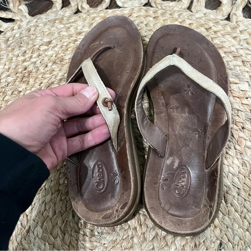 Chacos Chaco flip flop leather sandals floral pattern size 6 - Image 4