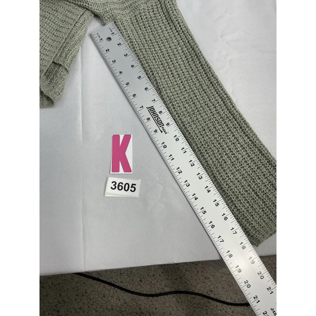 Womans Moon & Madison Medium Green Knit Pull Over Crew Neck Over Size Sweater - Image 8