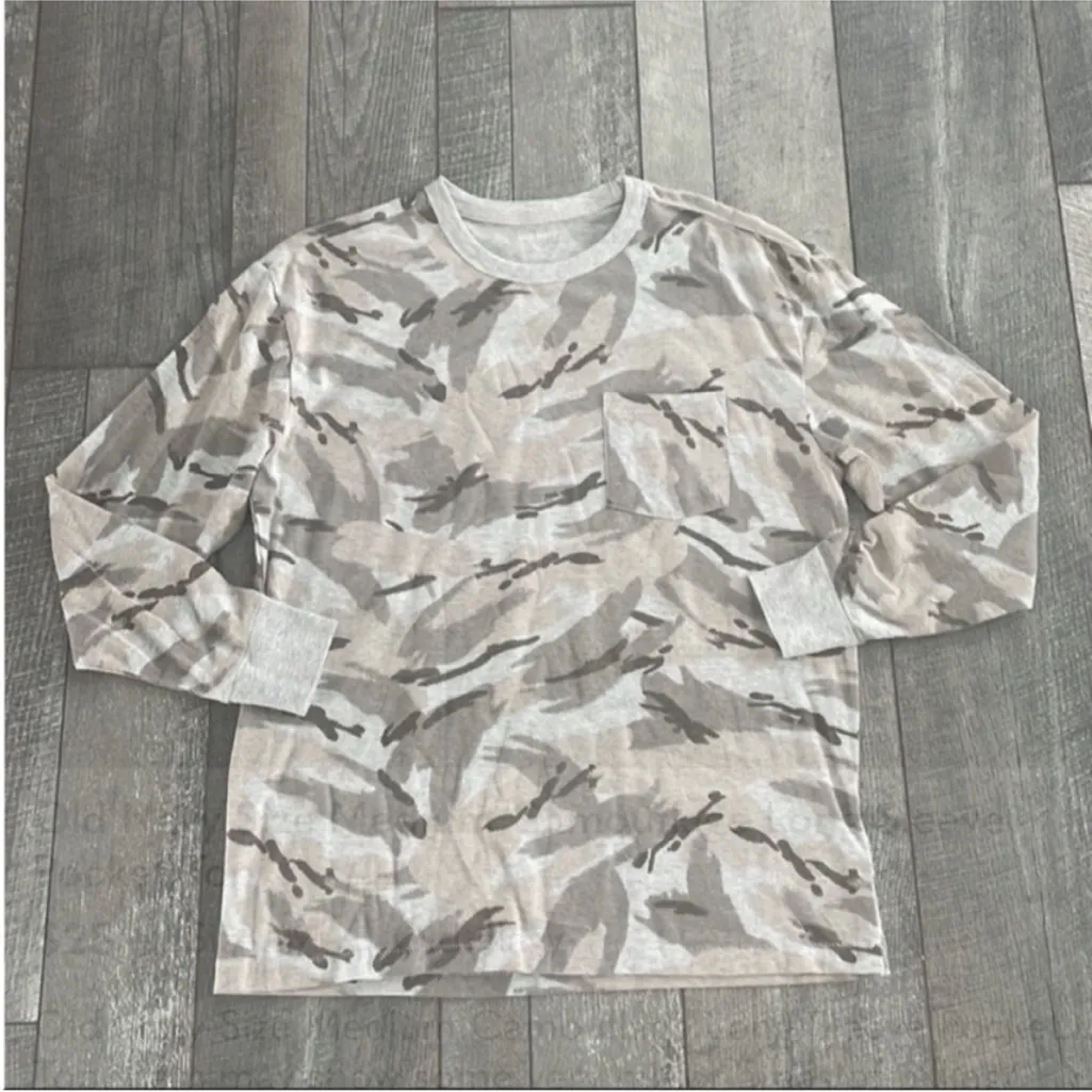 Old Navy Size Medium Camouflage Long-Sleeve Shirt - Image 4
