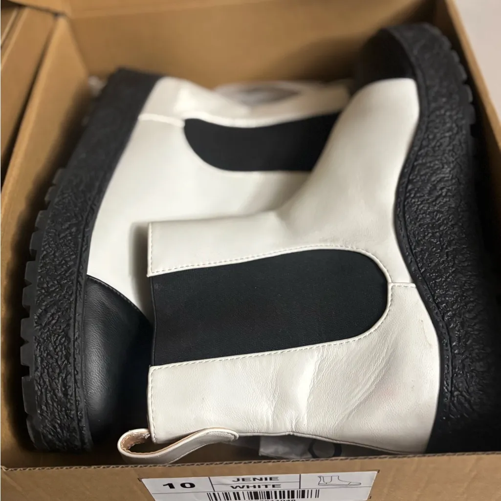 Journee Collection Women's Jenie Round Toe Flat Chelsea Booties - Image 2