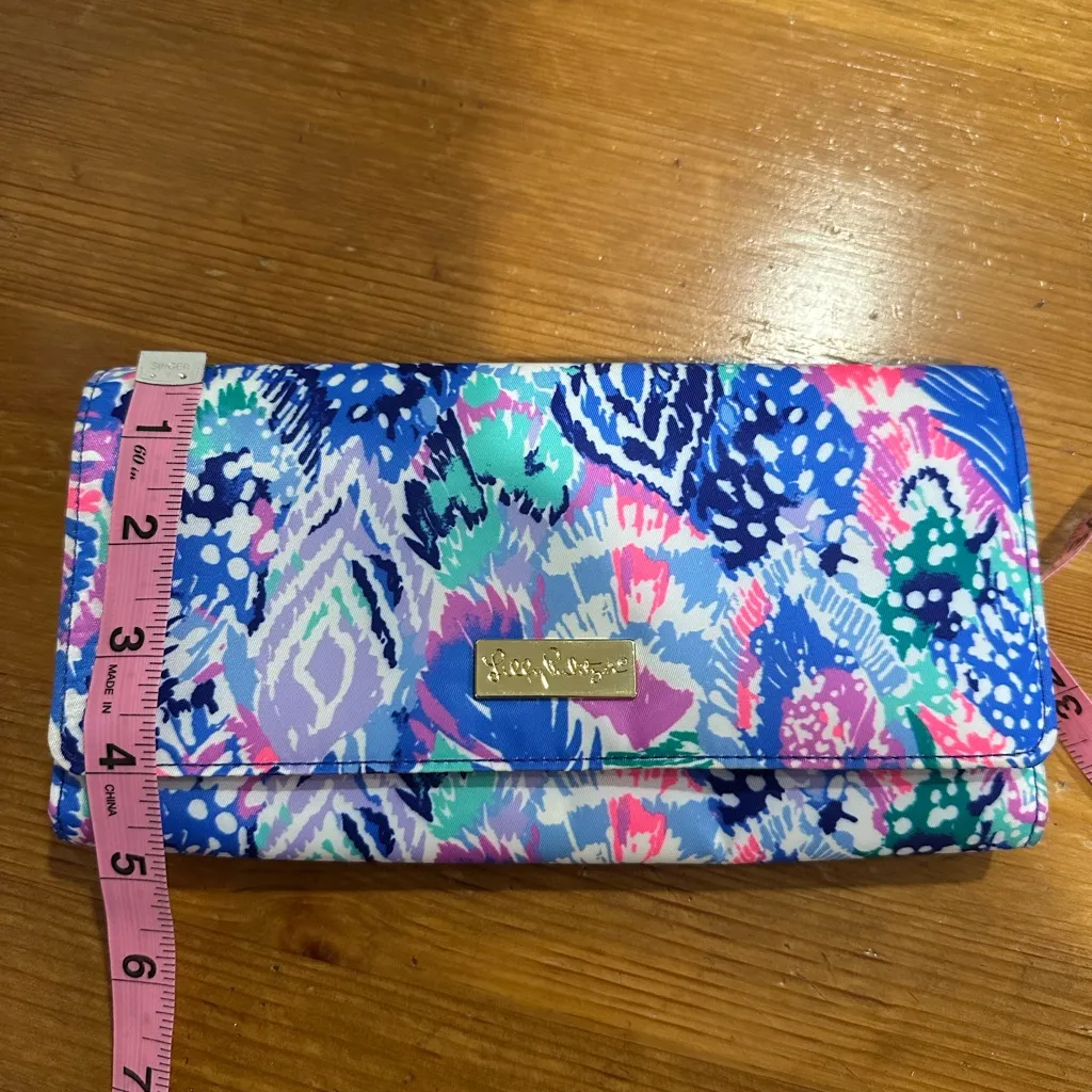 Lilly Pulitzer Colorful Patterned Travel Wallet - Image 7