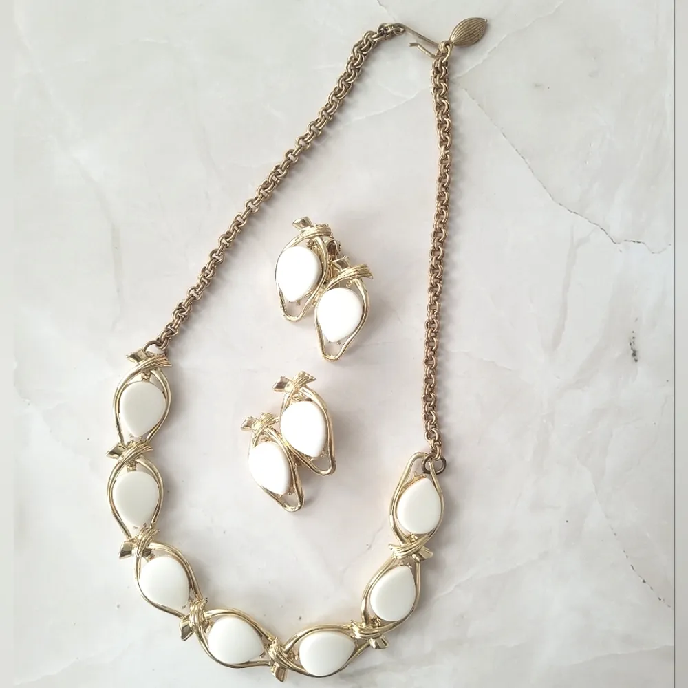 Vintage White Gold Tone Clip - Image 2