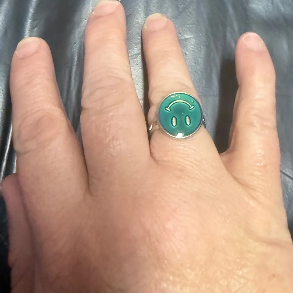 Smiley Face Mood Ring Green - Image 2