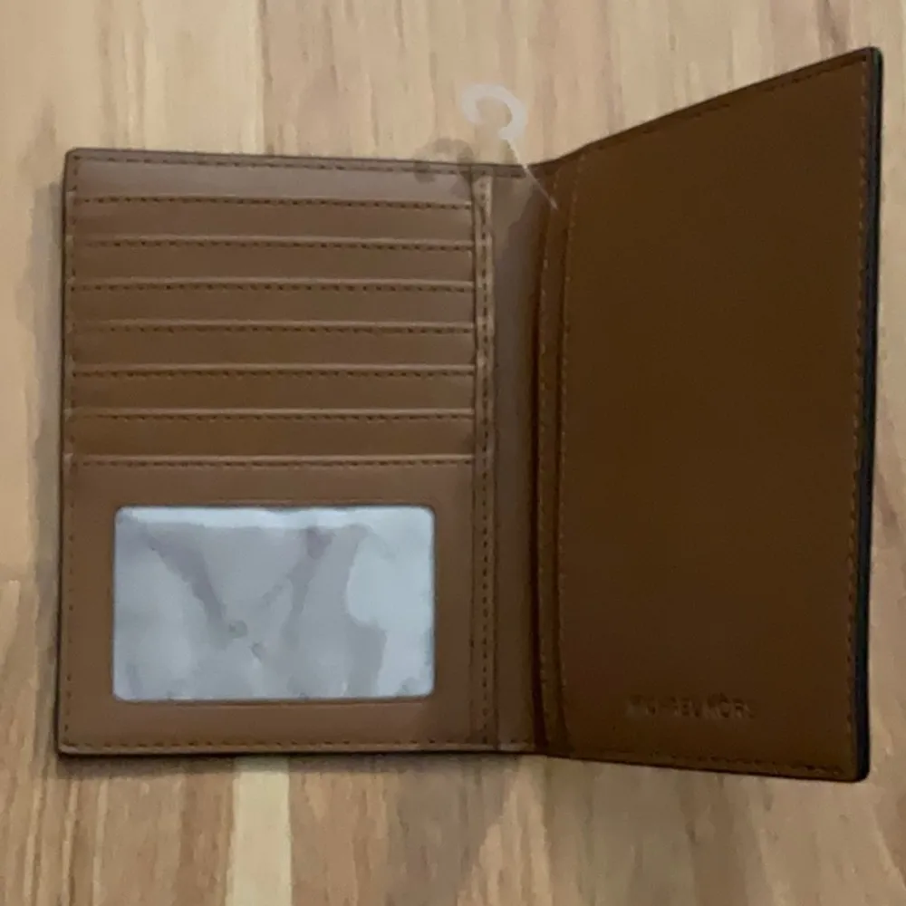 Michael Kors logo Passport NEW - Image 4