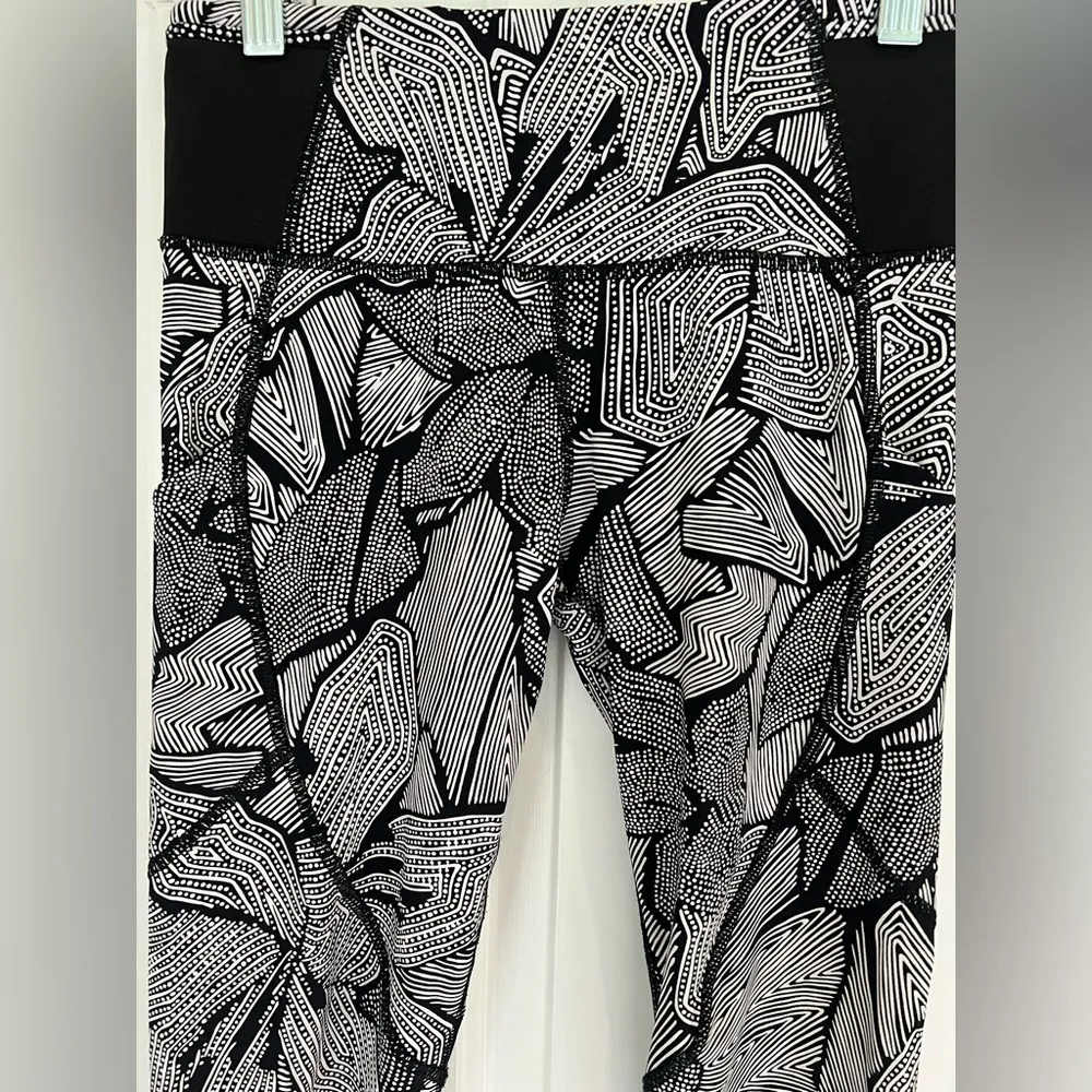 Lululemon Goal Crusher 7/8 Tight Dottie Tribe White Black/Black Size 4 - Image 9
