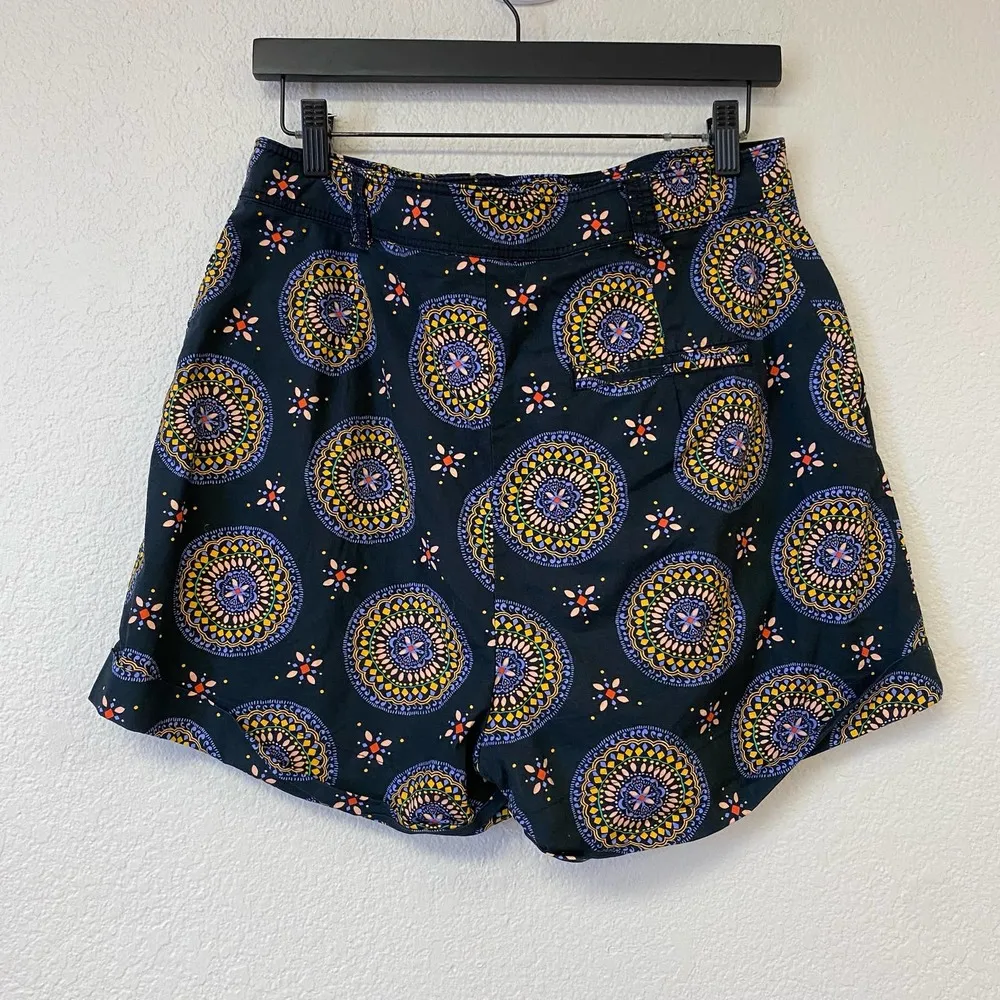 Anthropologie Abstract City Shorts Medallion Black Size 12 - Image 5