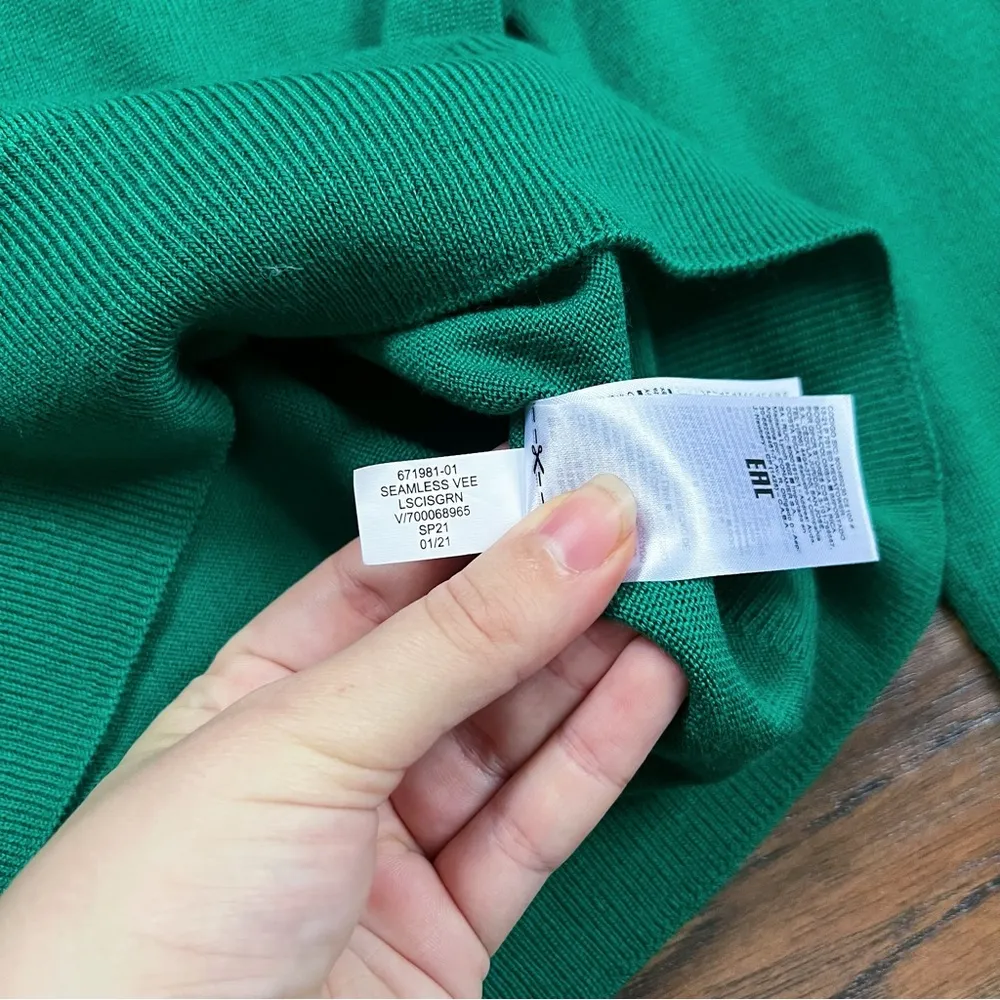 Banana Republic • Seamless Merino V-neck Sweater pullover Luscious Green wool - Image 6