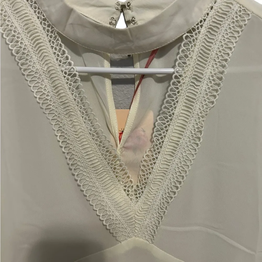 Entro White Keyhole Cutout
Tank Blouse size large - Image 2