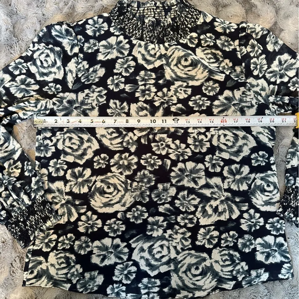J Crew AE860 Size Small Navy Ikat Shaded Floral Crinkle Chiffon Smocked Blouse - Image 11