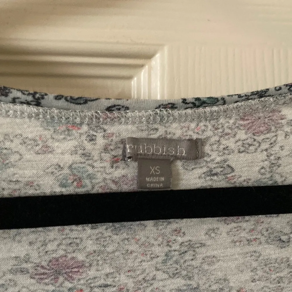 Rubbish Floral Long Sleeve Top Blouse Shirt Crew Neck Scoop Flowers XS EUC - Image 2