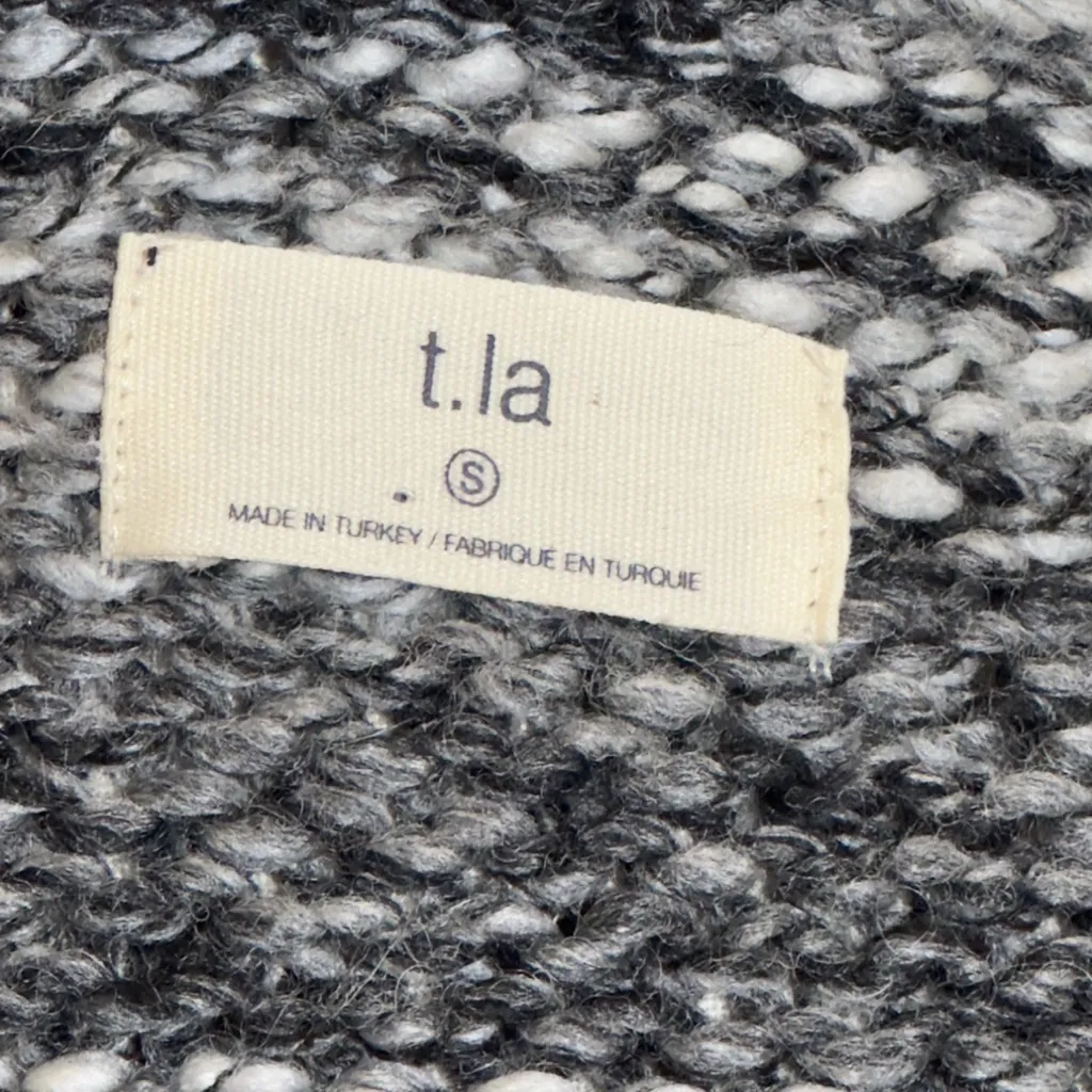 T.La‎ Gray and Black Chunky Knit Cardigan - Image 9