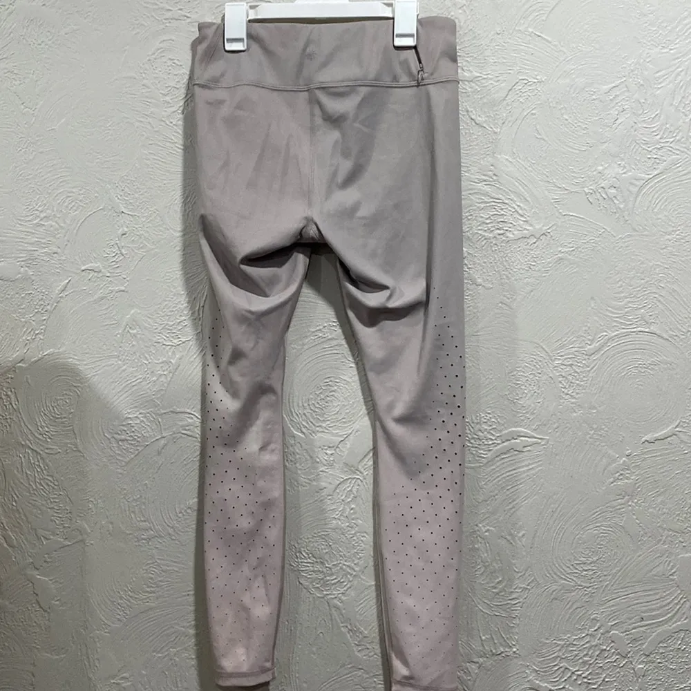 Athleta Ombre Laser Cut 7/8 Legging size small - Image 4