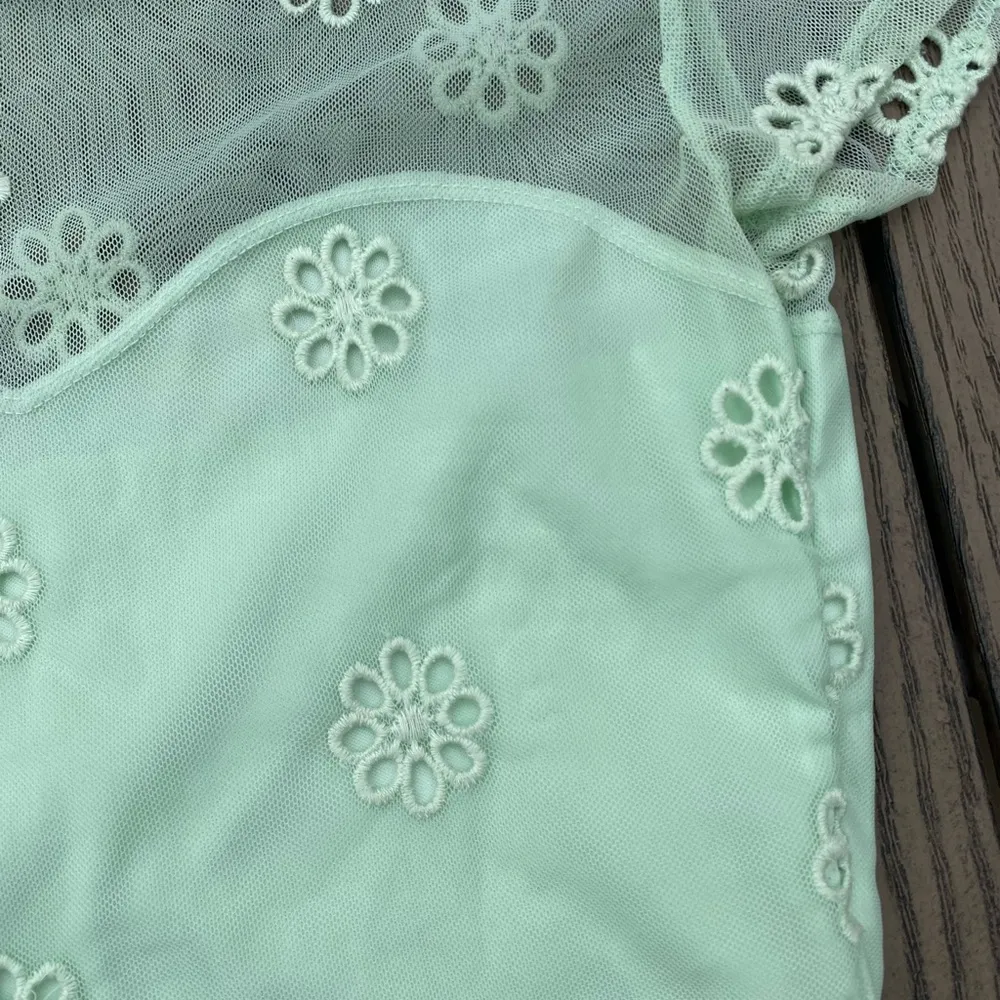 Urban Outfitters size medium pale green mint lace floral top pins and needles - Image 3