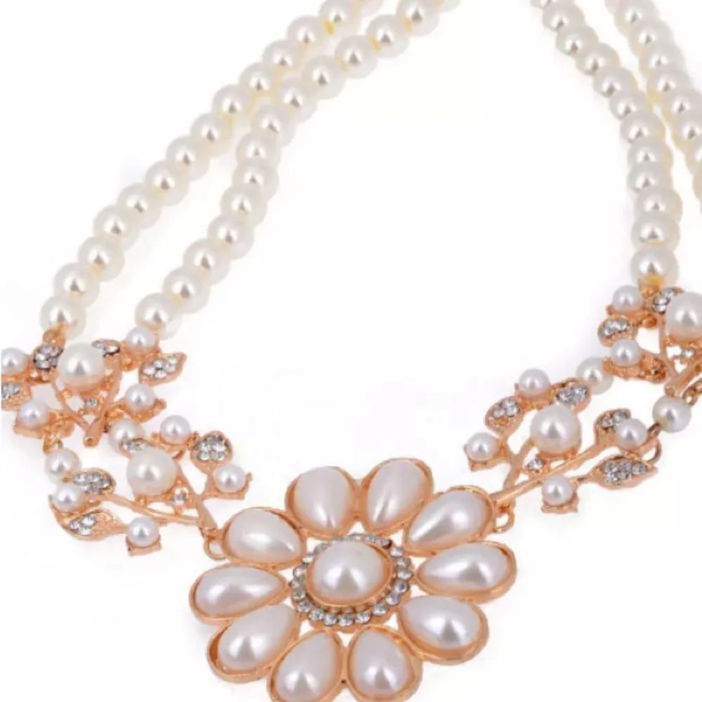 Gorgeous faux pearl/gold rhinestone necklace Gold - Image 12