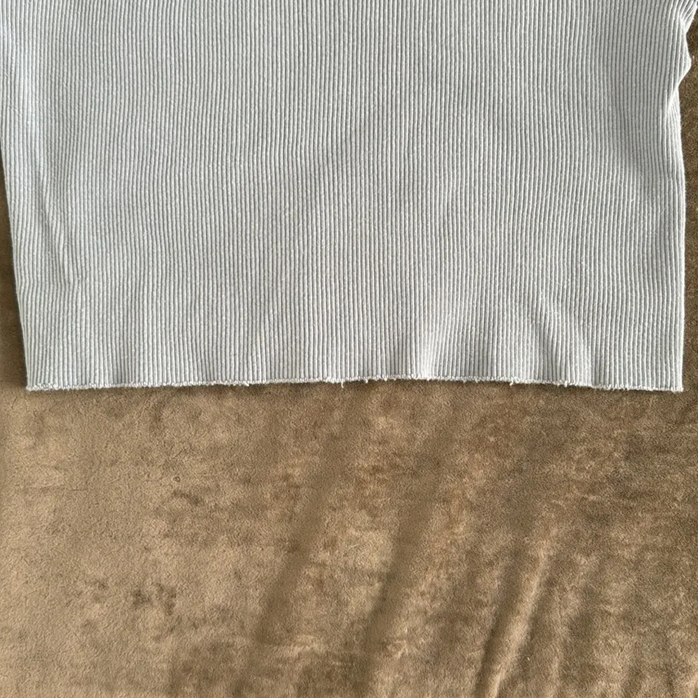 Brandy Melville cropped cut tank top. Ribbed. Color- light gray. Size- one size - Image 5