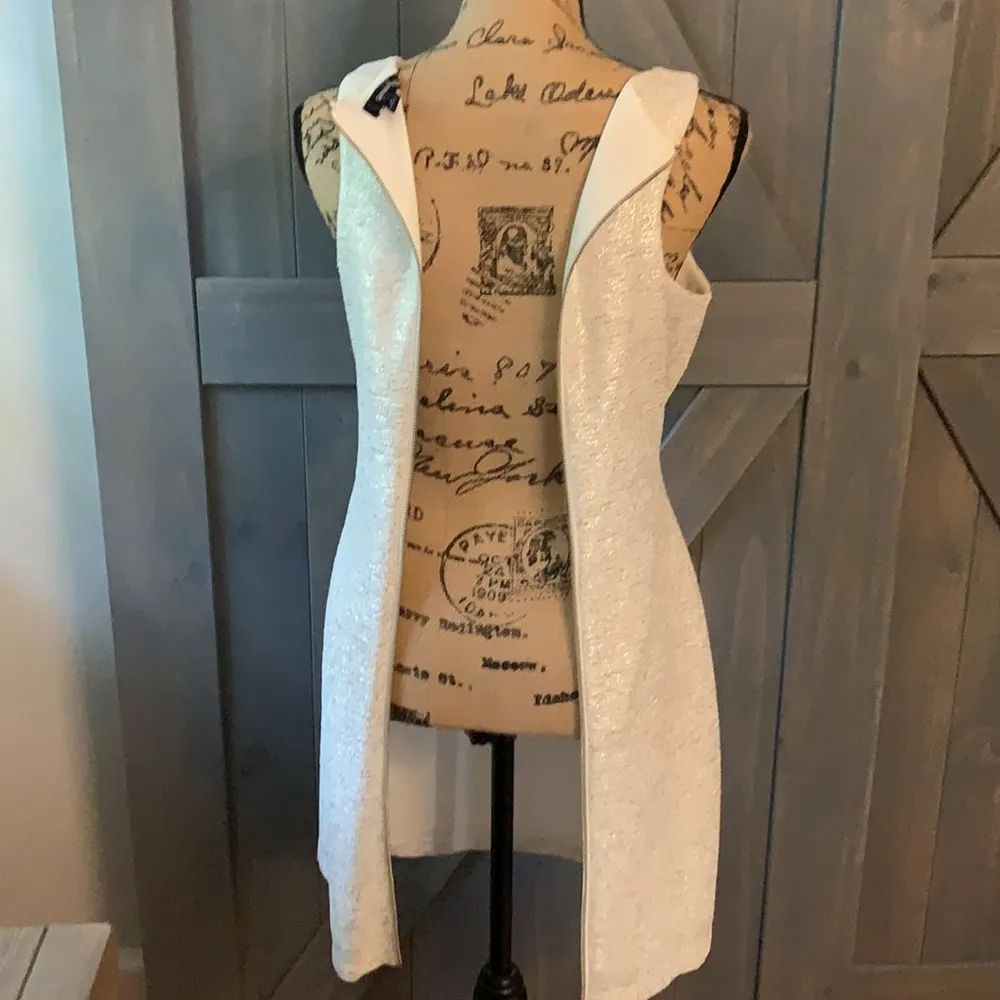 Sleeveless and elegant sheath dress by Speechless - Image 6