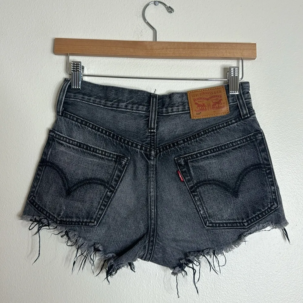 Levi’s 501 distressed black denim cut off shorts size 24 western Y2K booty - Image 6