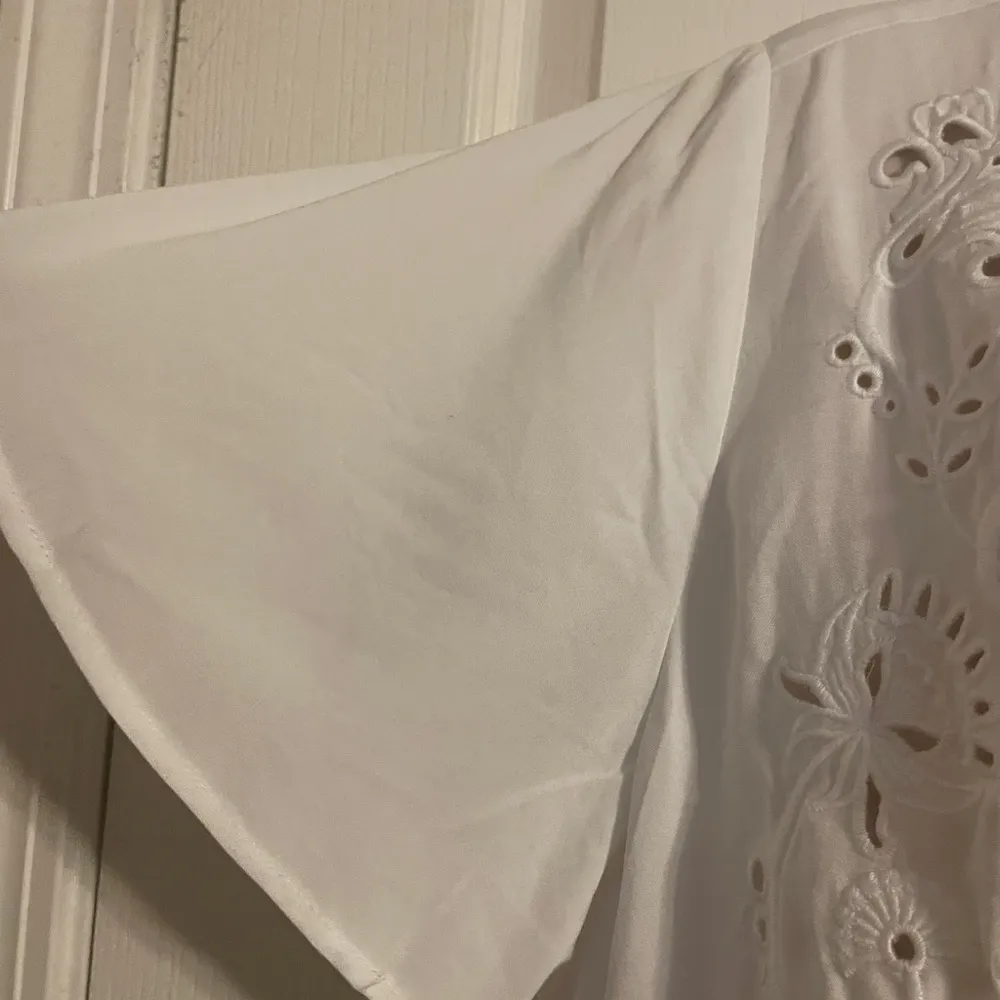 NWT Torrid White Floral Eyelet Lace Tie Front Cardigan Embroidered Sz 0 L 12 - Image 4