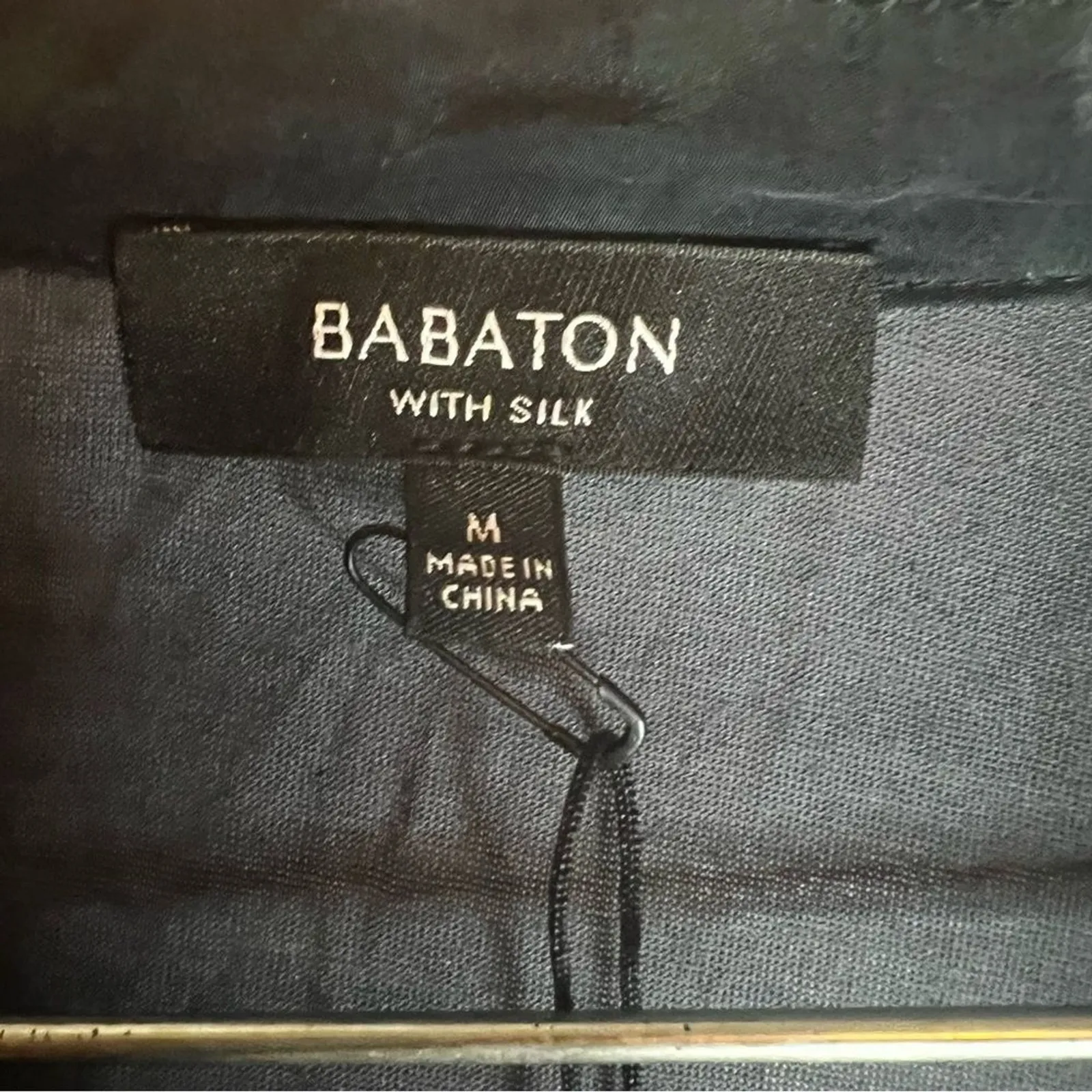 Aritiza Babaton Silk Blend Blouse with Solid Colored Arms Size Medium‎ Career - Image 2