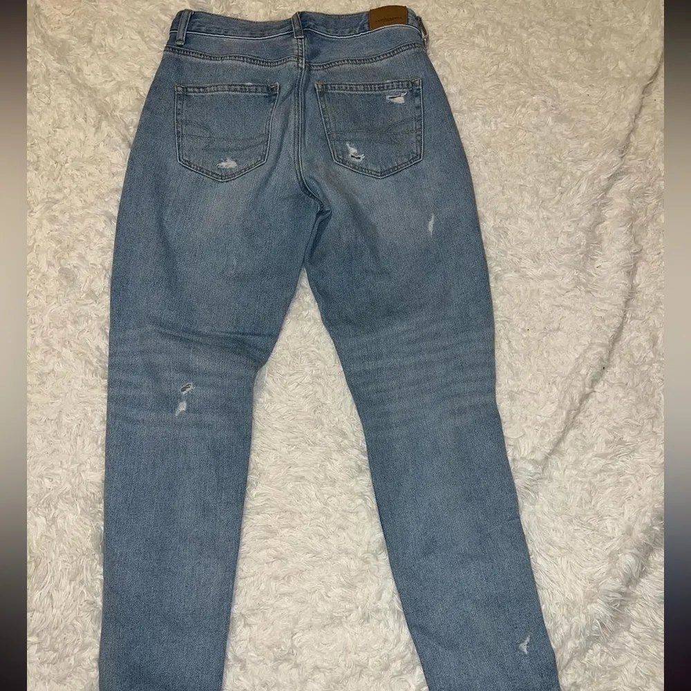 American Eagle size 4 Mom Jean with Distressing - Image 3