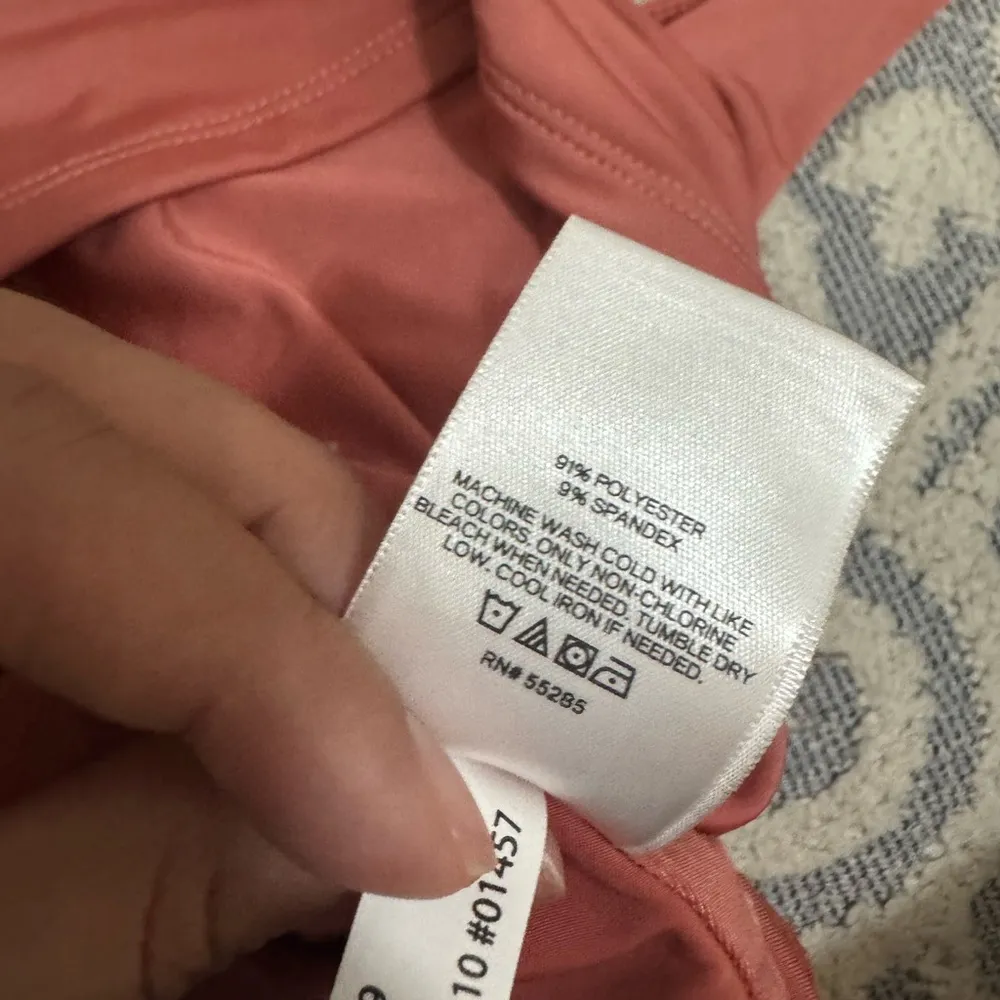 Express Size Medium Body Contour High Compression Square Neck Cropped Tank Tops - Image 5